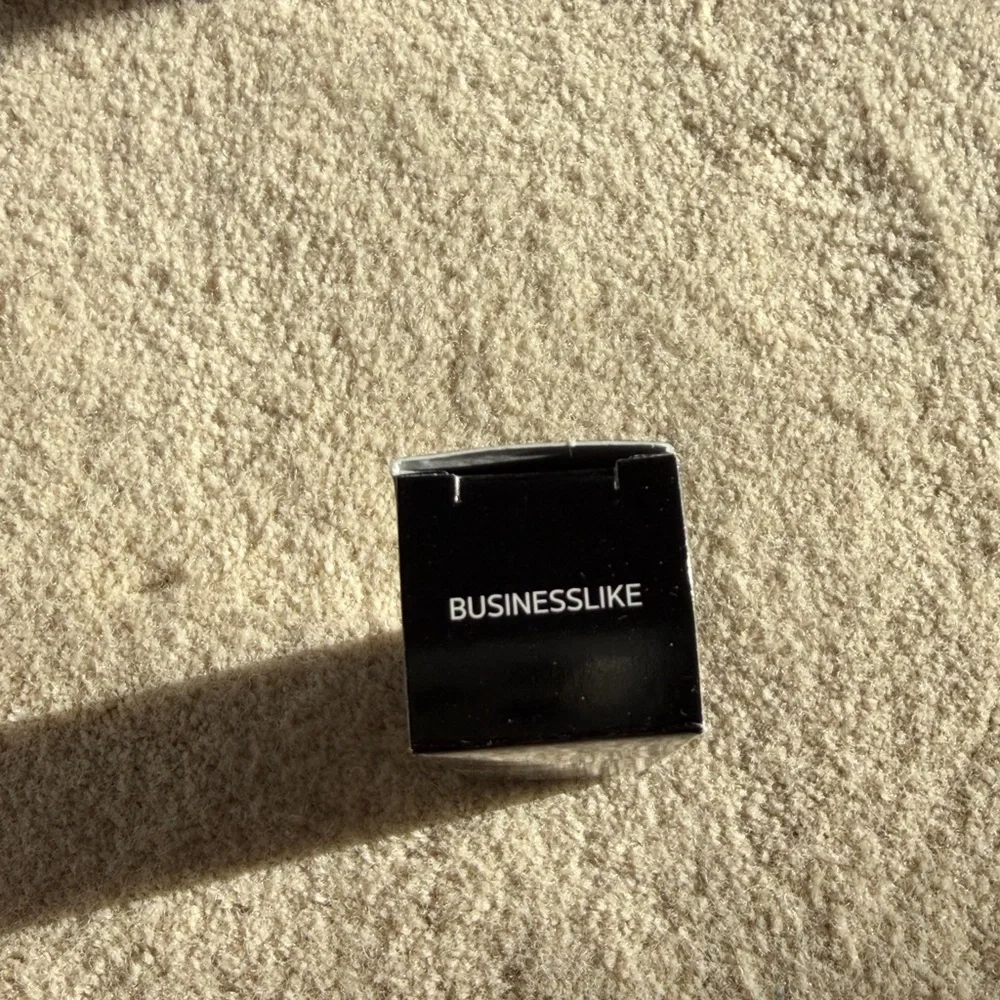 Younique Moodstruck liquid shadow in Businesslike